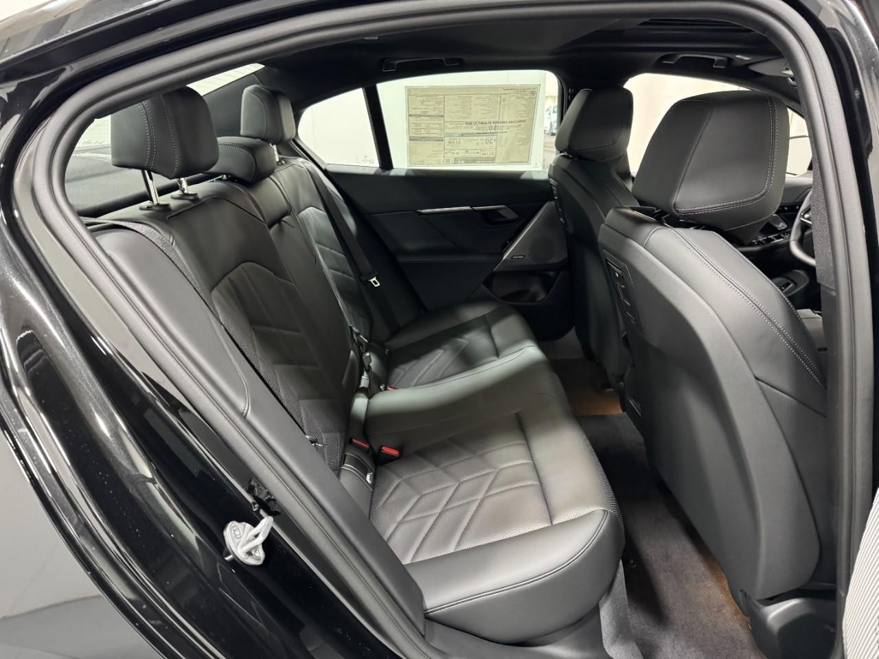 BMW 5 Series Vehicle Full-screen Gallery Image 10