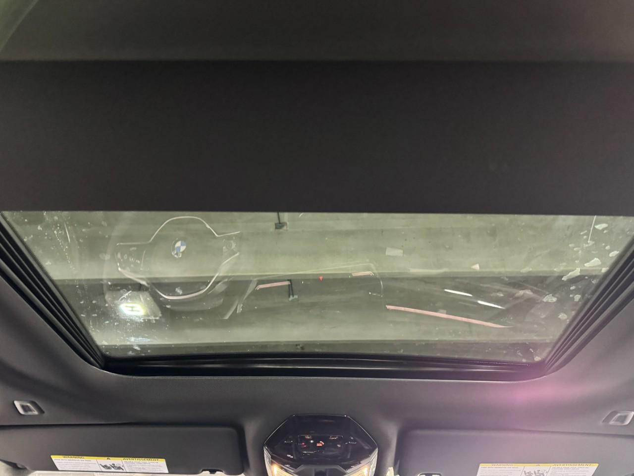 BMW 5 Series Vehicle Full-screen Gallery Image 11