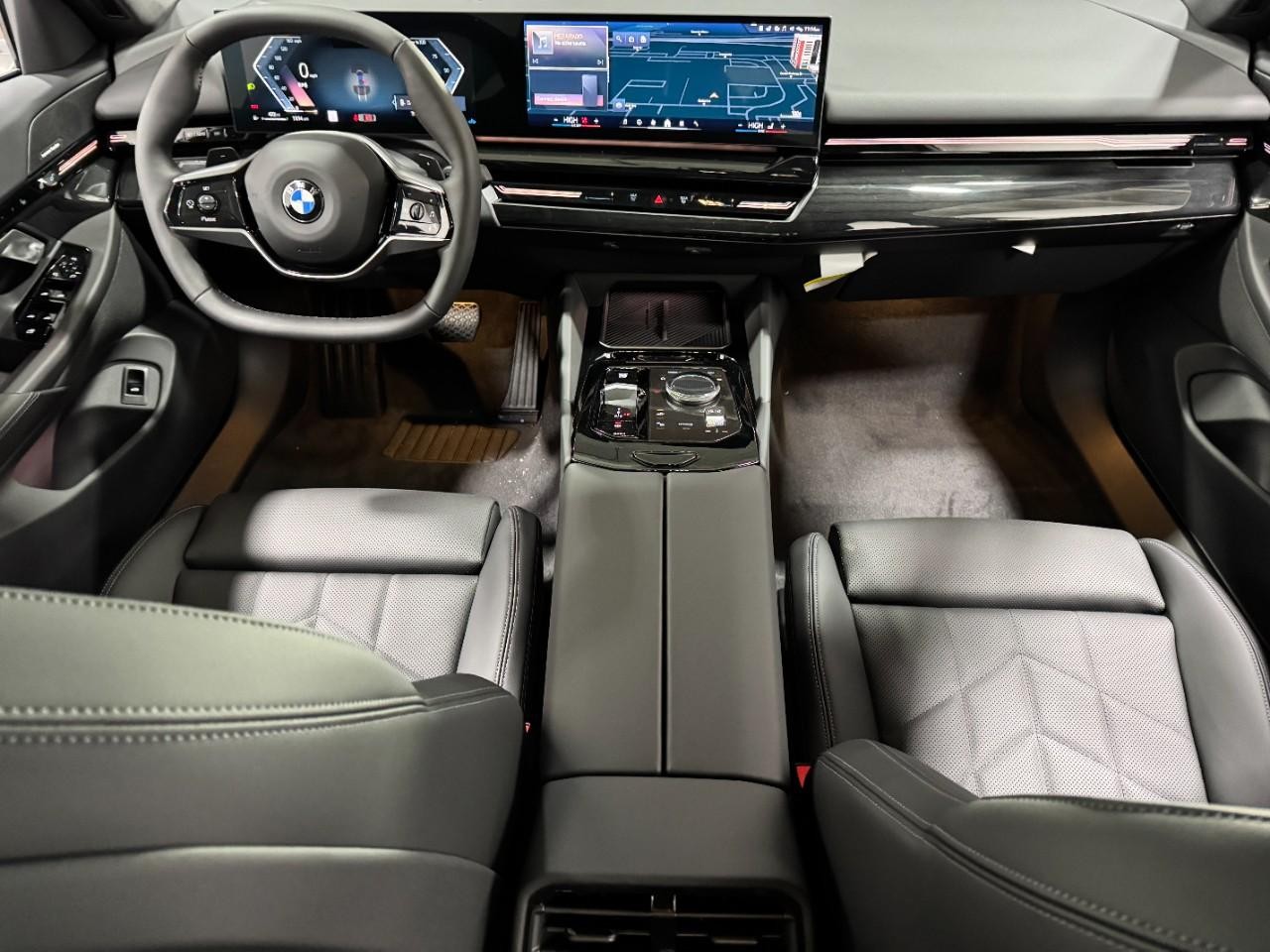 BMW 5 Series Vehicle Full-screen Gallery Image 12