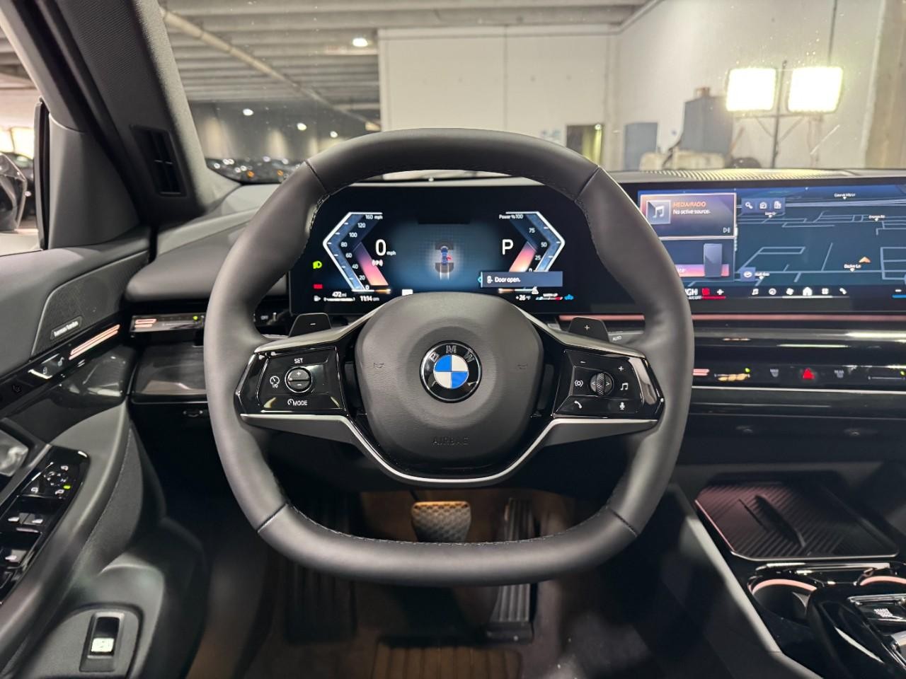 BMW 5 Series Vehicle Full-screen Gallery Image 13