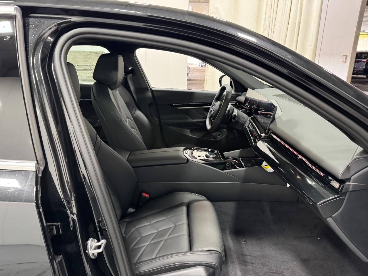 BMW 5 Series Vehicle Full-screen Gallery Image 17