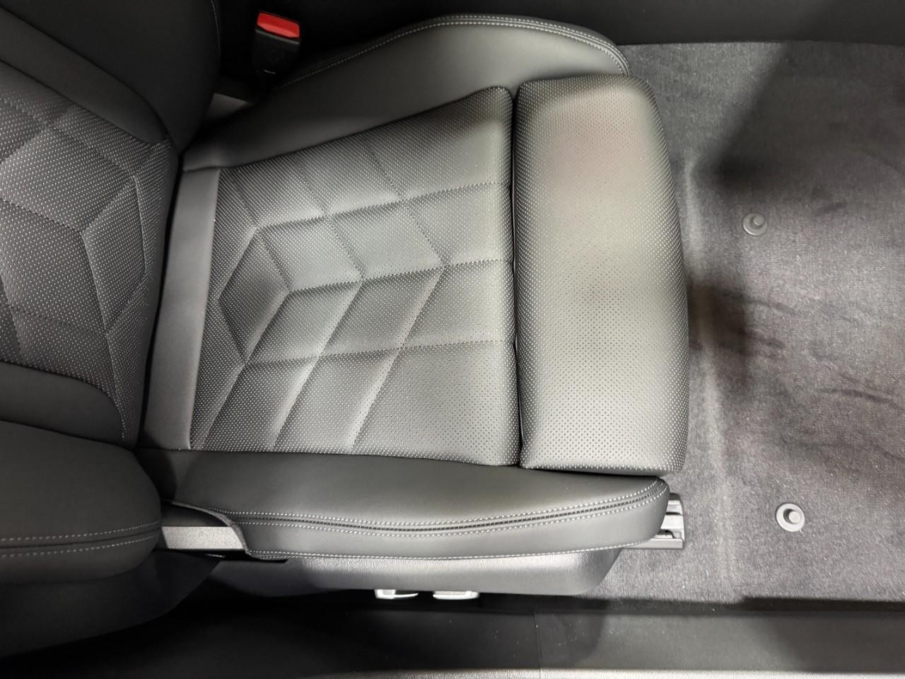 BMW 5 Series Vehicle Full-screen Gallery Image 18