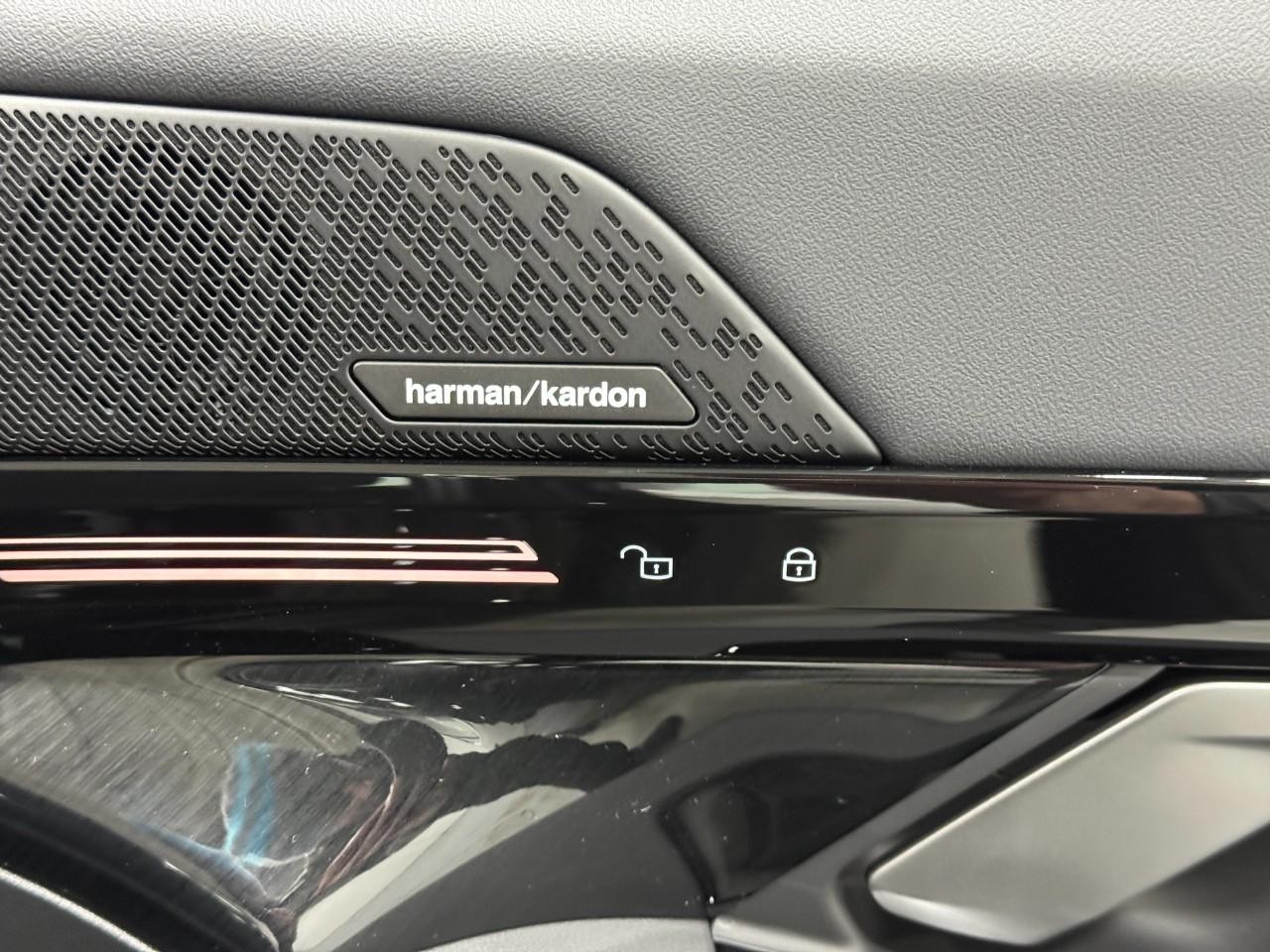 BMW 5 Series Vehicle Full-screen Gallery Image 19