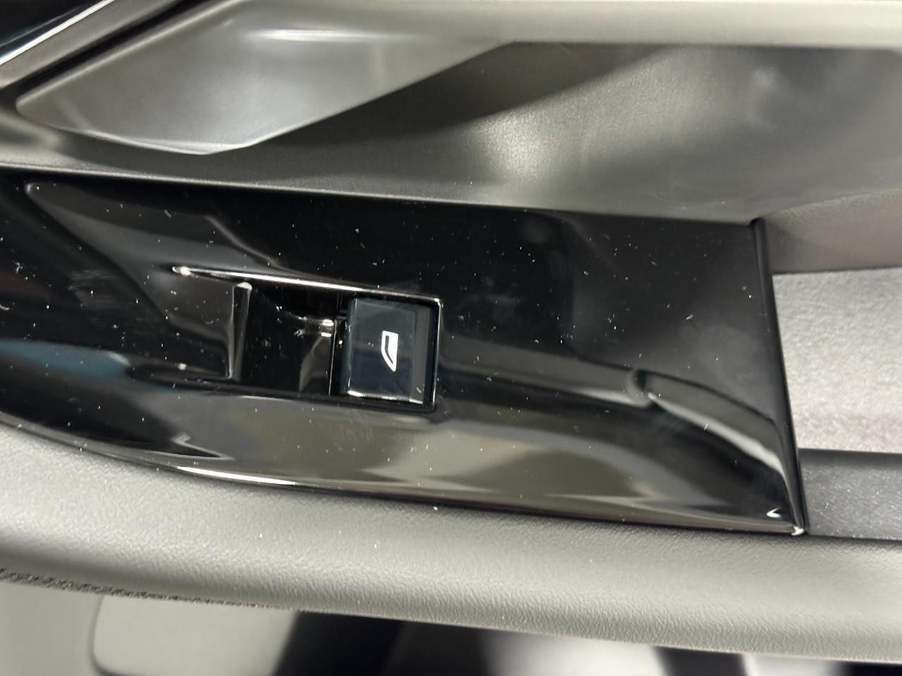 BMW 5 Series Vehicle Full-screen Gallery Image 20