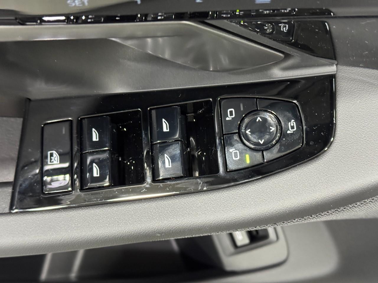 BMW 5 Series Vehicle Full-screen Gallery Image 22