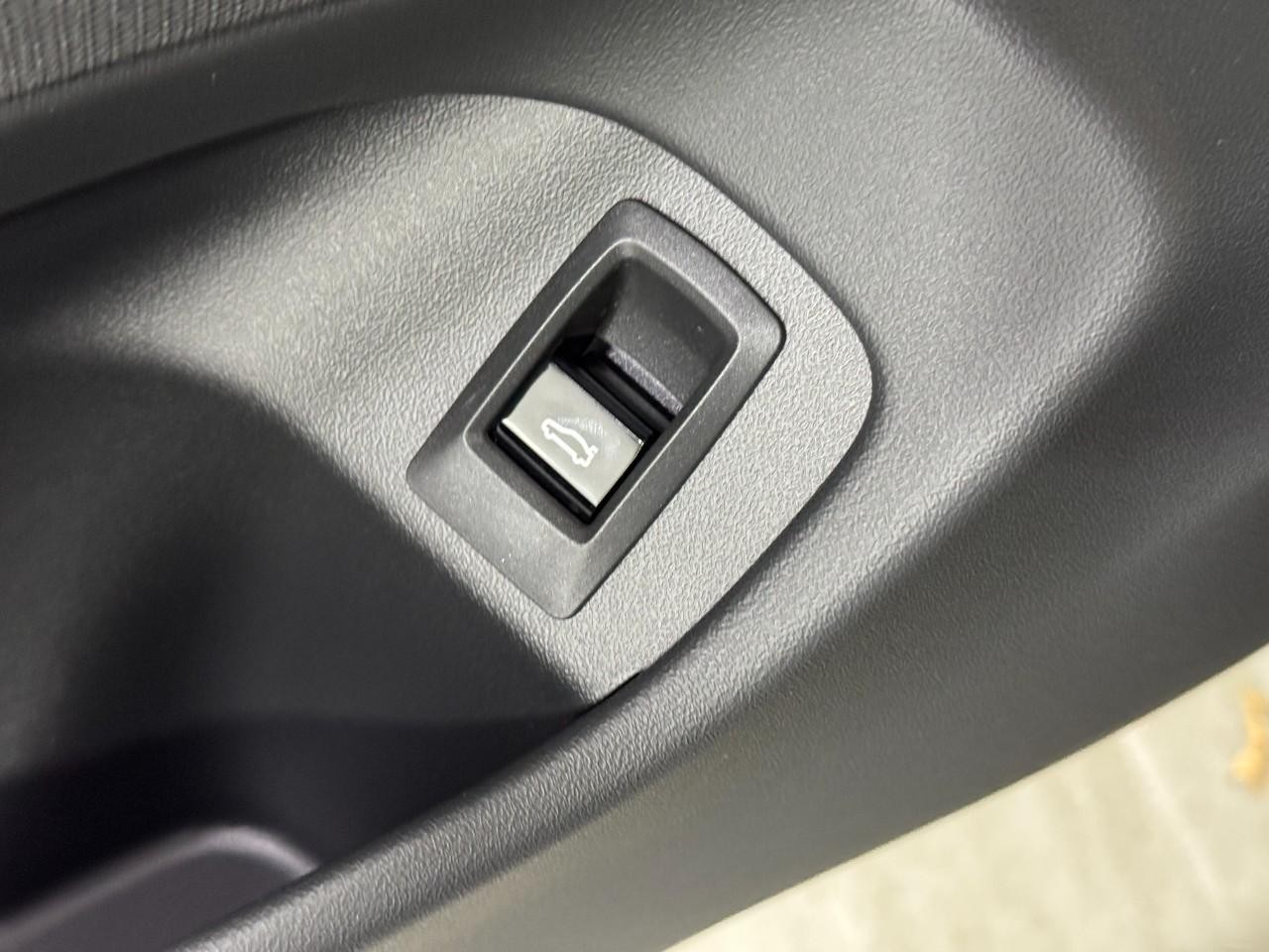 BMW 5 Series Vehicle Full-screen Gallery Image 23