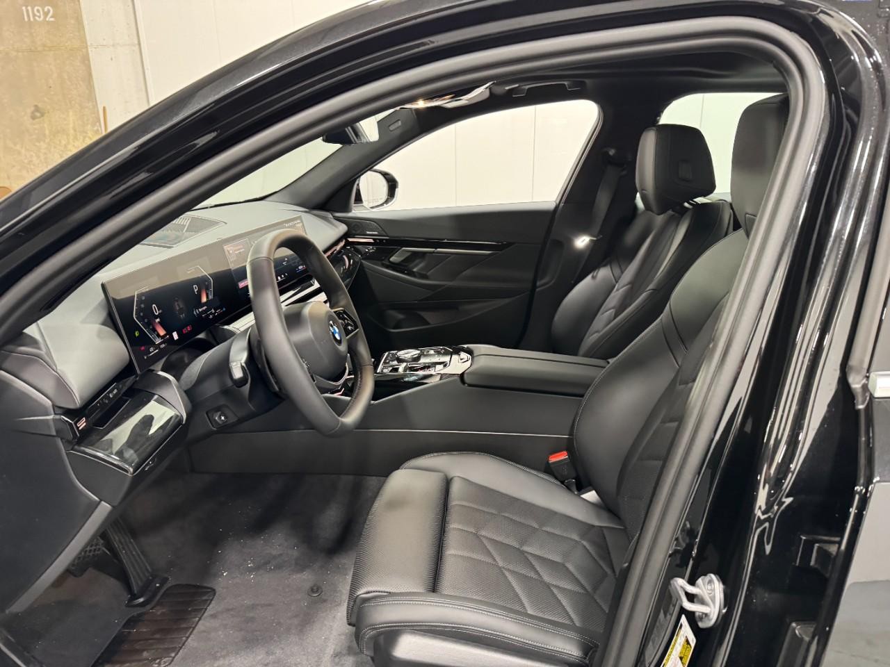 BMW 5 Series Vehicle Full-screen Gallery Image 24