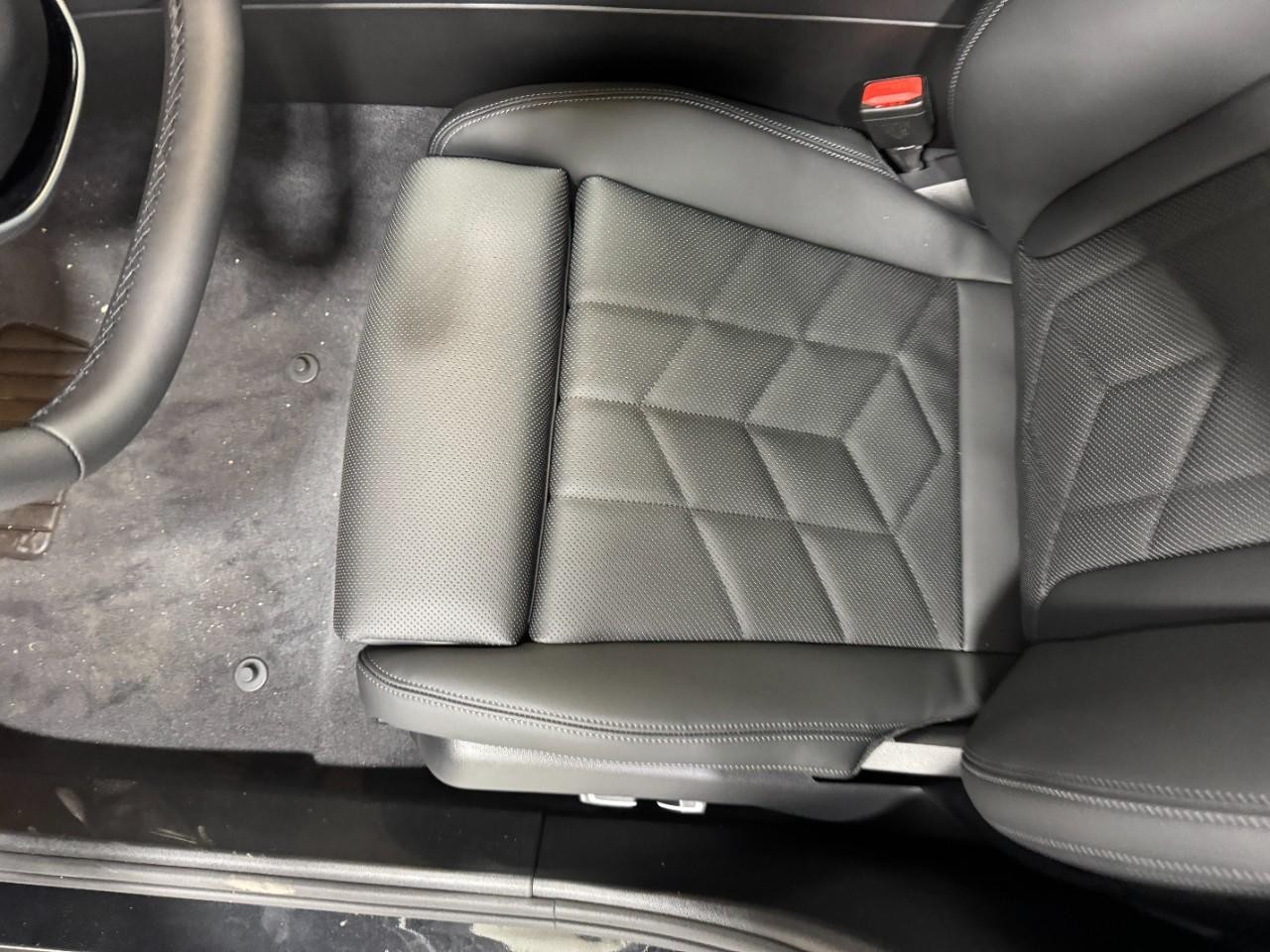 BMW 5 Series Vehicle Full-screen Gallery Image 25