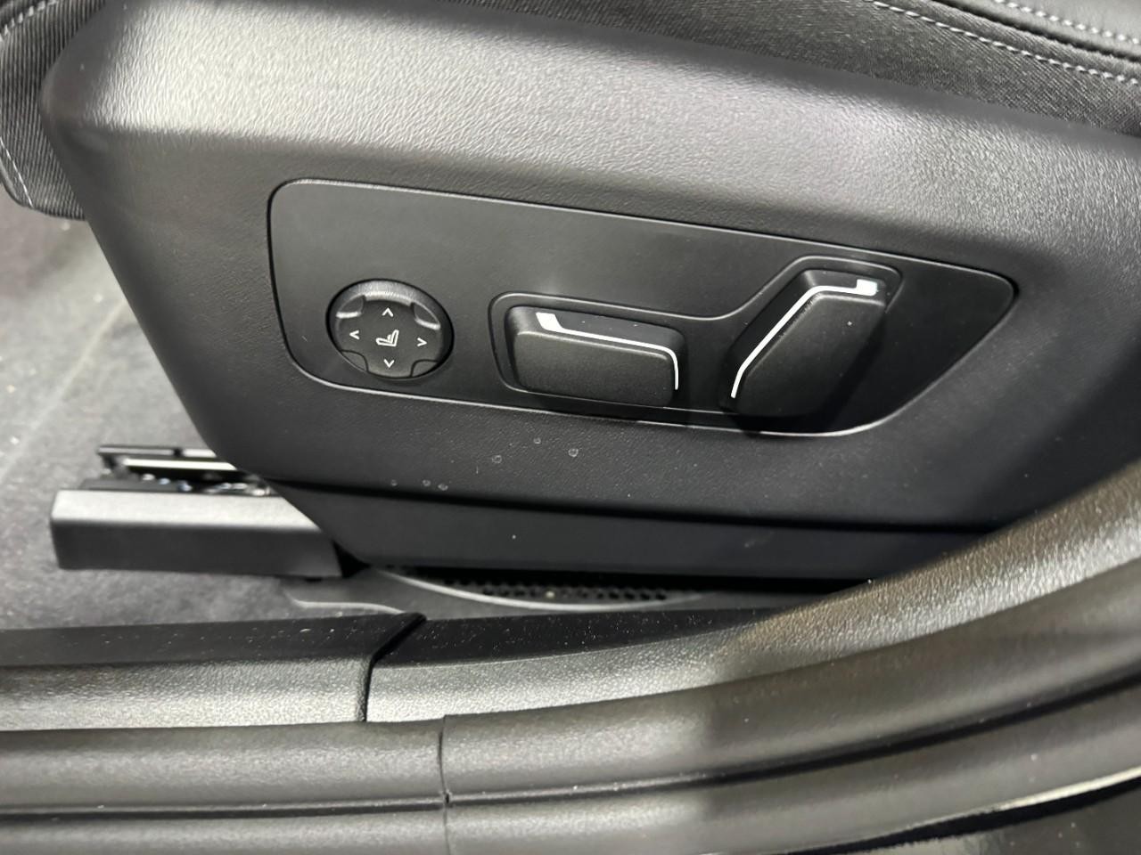 BMW 5 Series Vehicle Full-screen Gallery Image 26