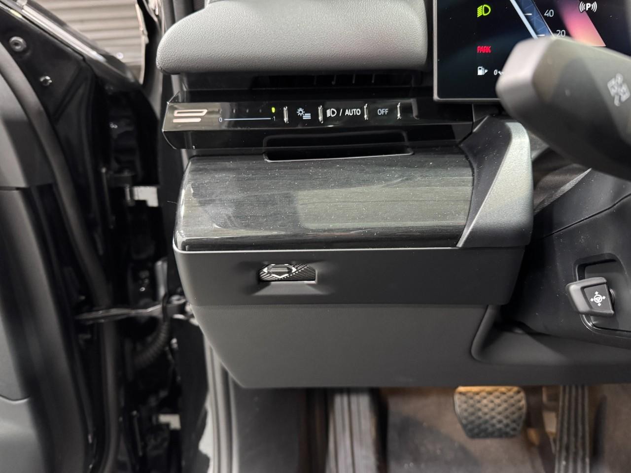 BMW 5 Series Vehicle Full-screen Gallery Image 27