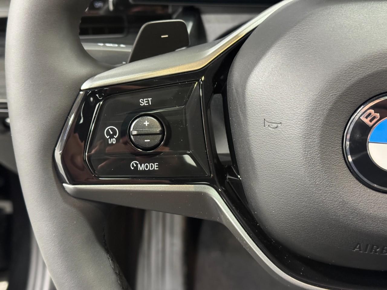 BMW 5 Series Vehicle Full-screen Gallery Image 28