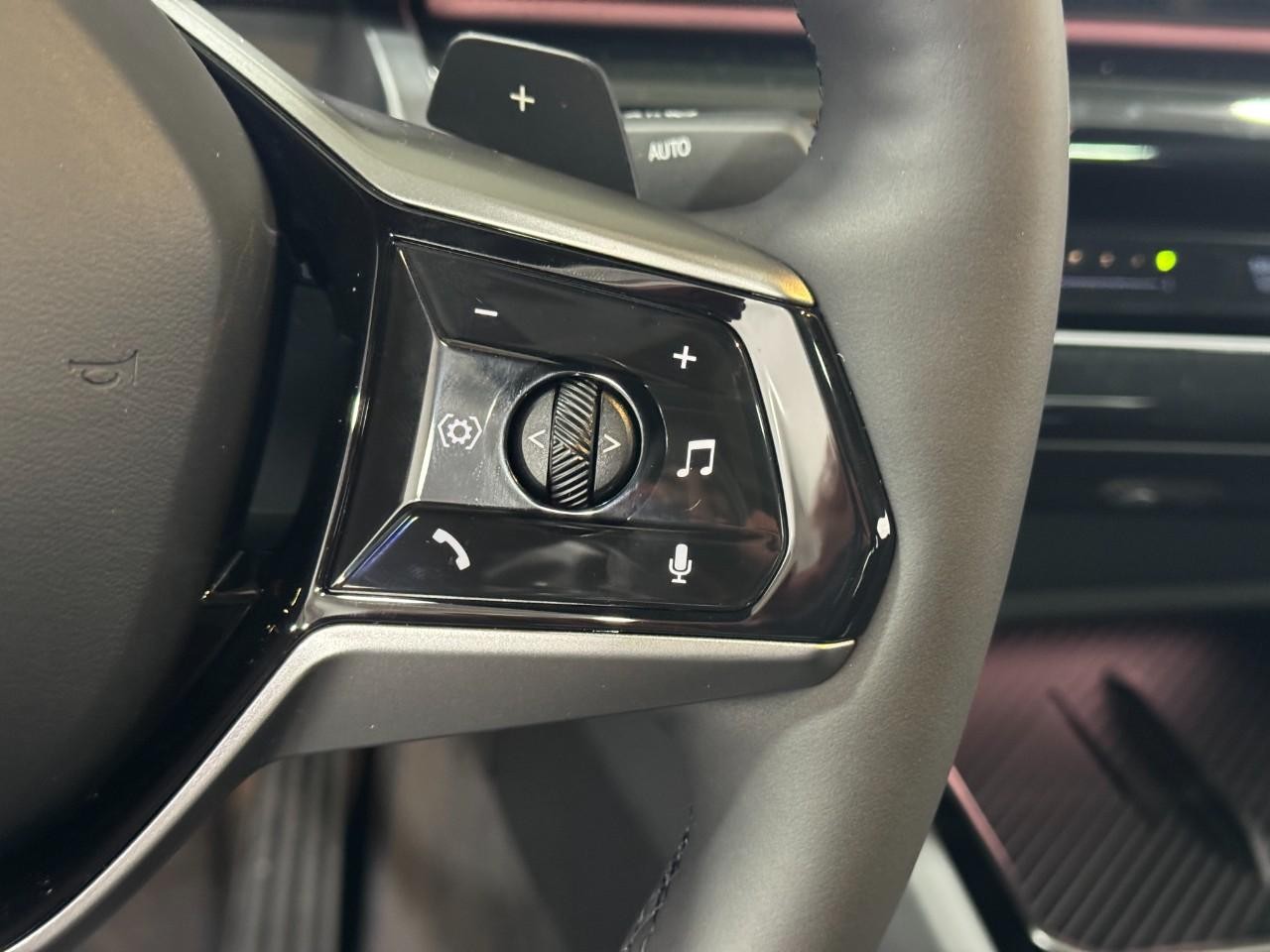 BMW 5 Series Vehicle Full-screen Gallery Image 29