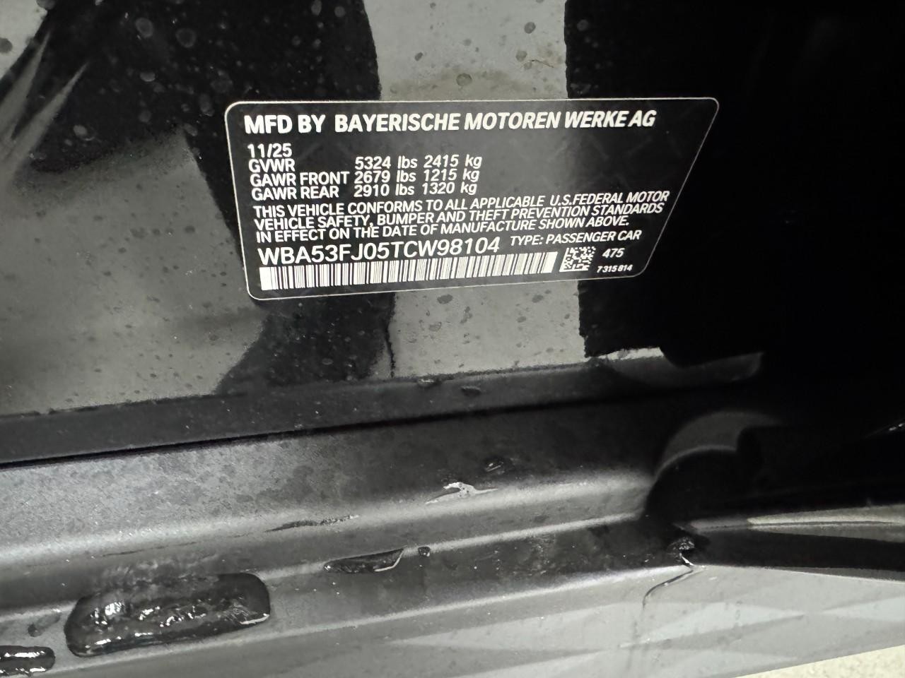 BMW 5 Series Vehicle Full-screen Gallery Image 32