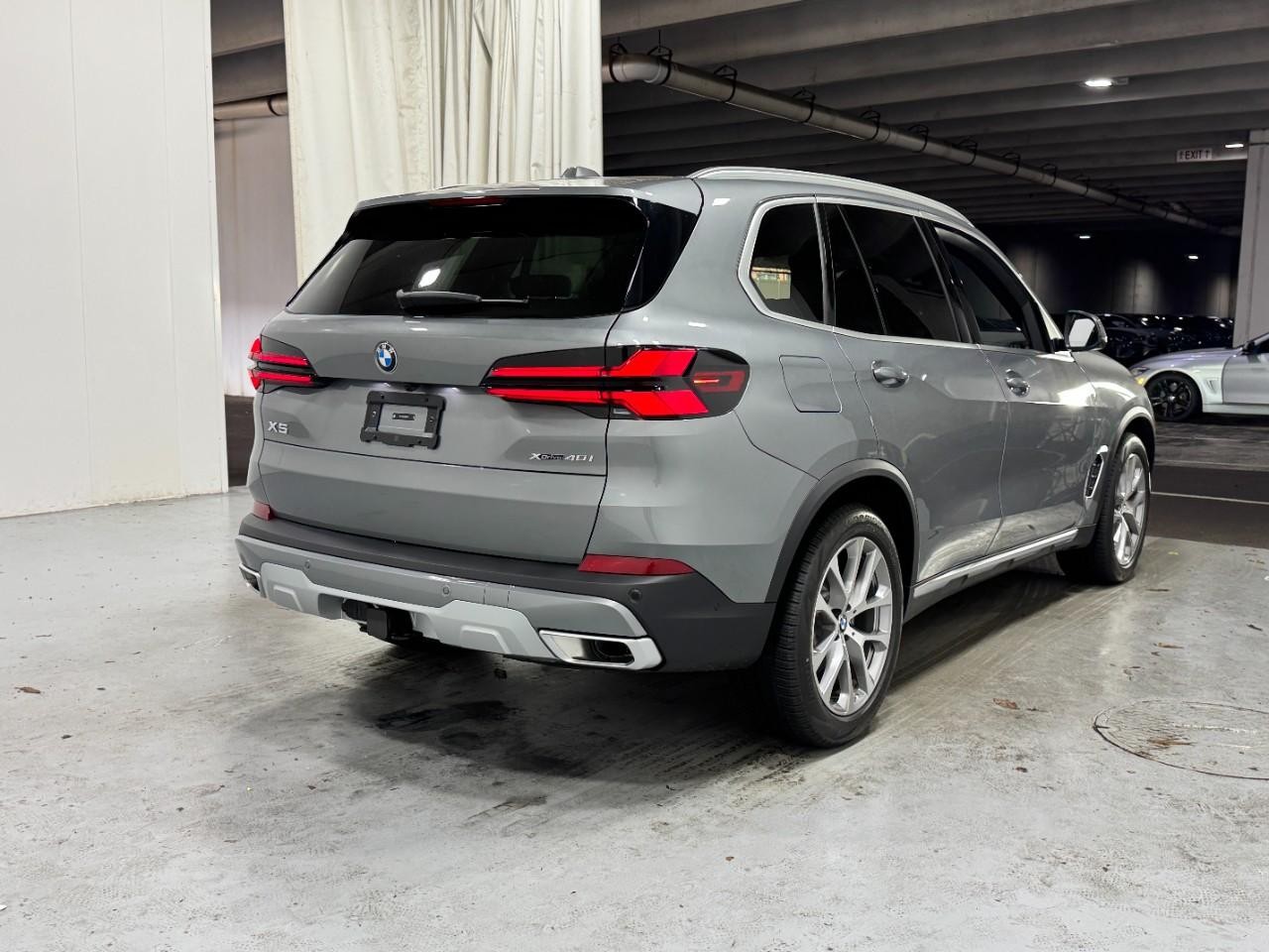 BMW X5 Vehicle Full-screen Gallery Image 4