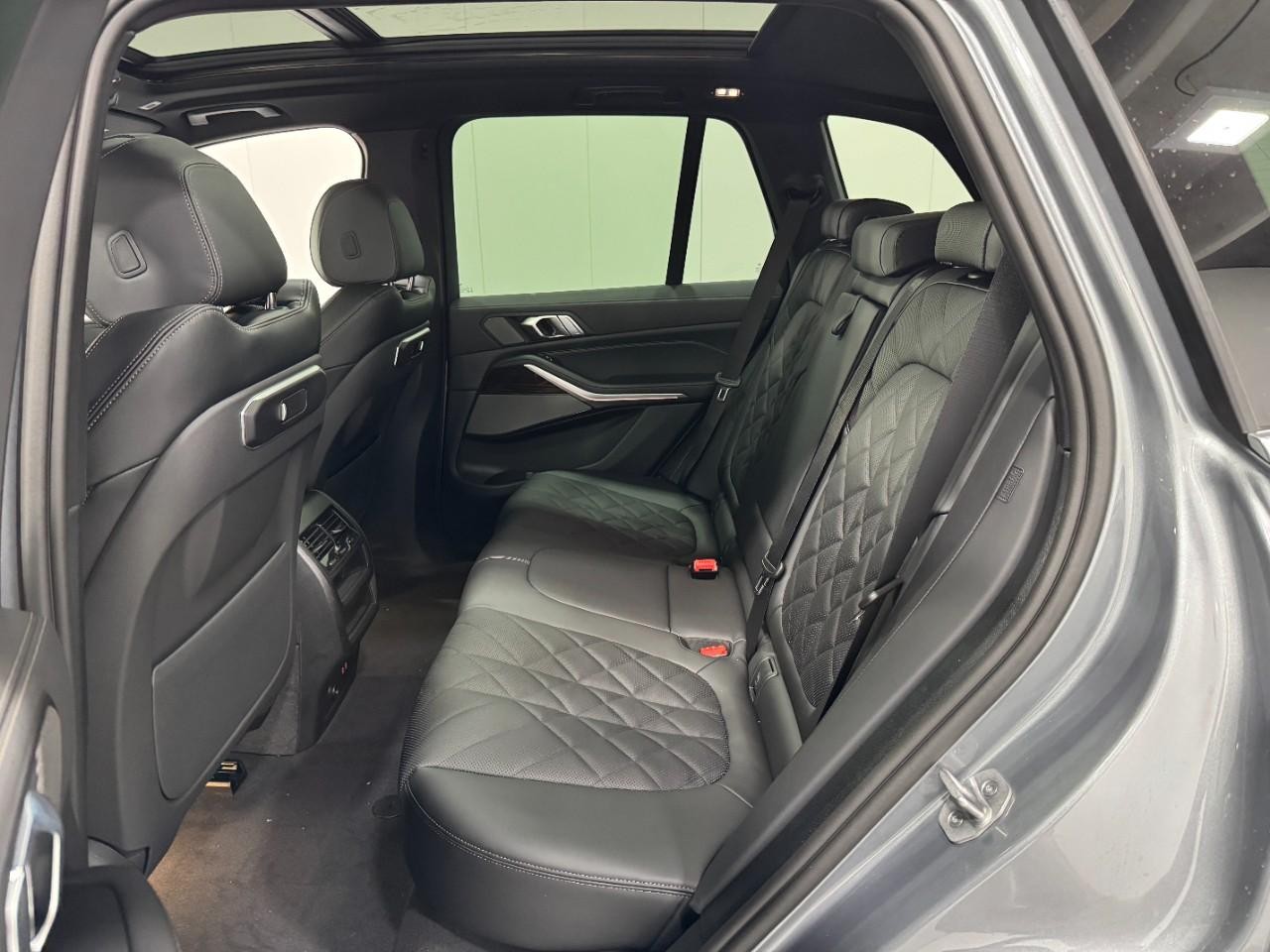 BMW X5 Vehicle Full-screen Gallery Image 8