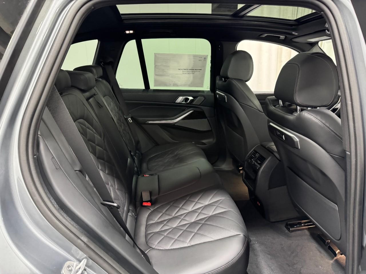 BMW X5 Vehicle Full-screen Gallery Image 10