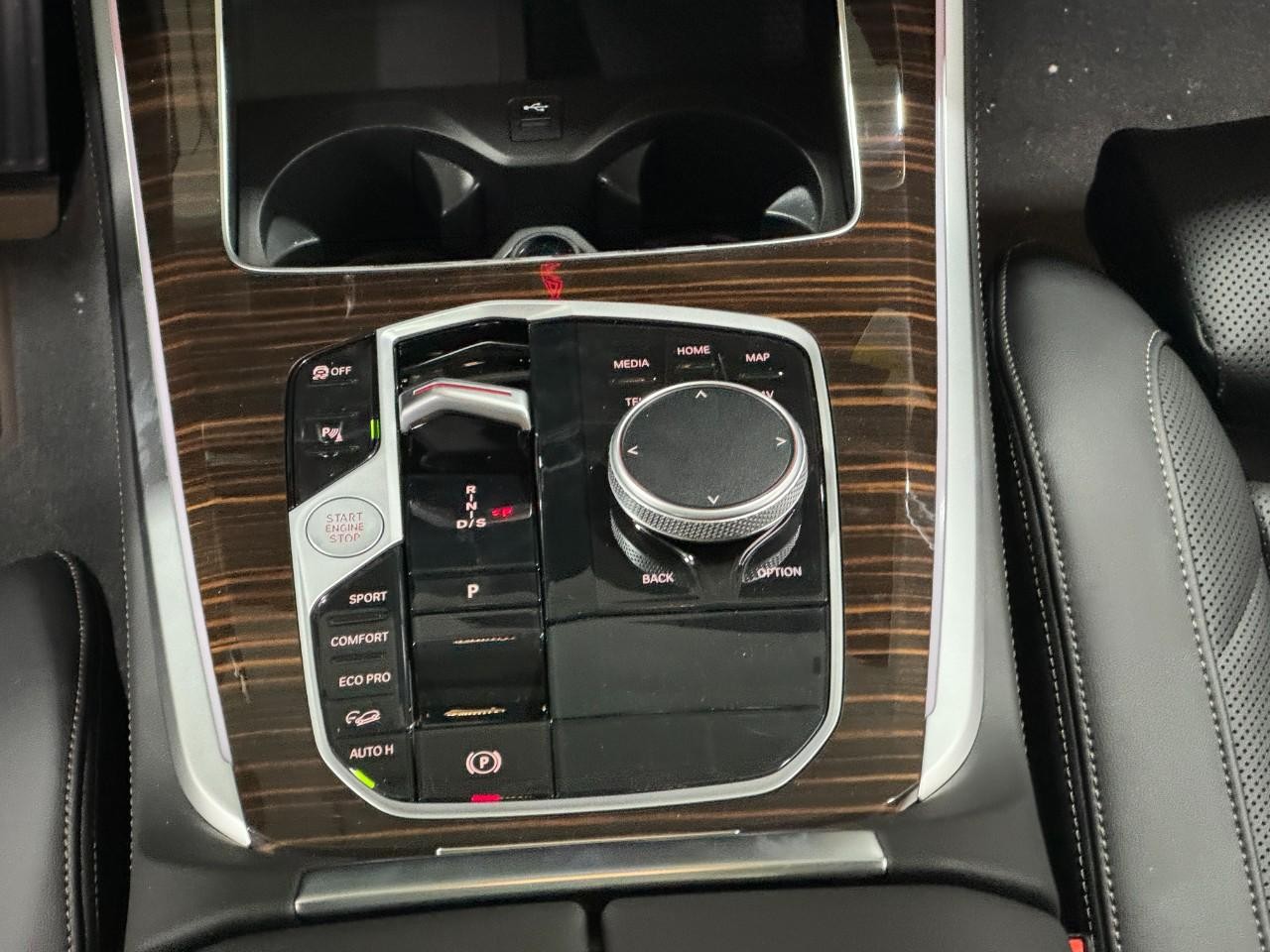 BMW X5 Vehicle Full-screen Gallery Image 15