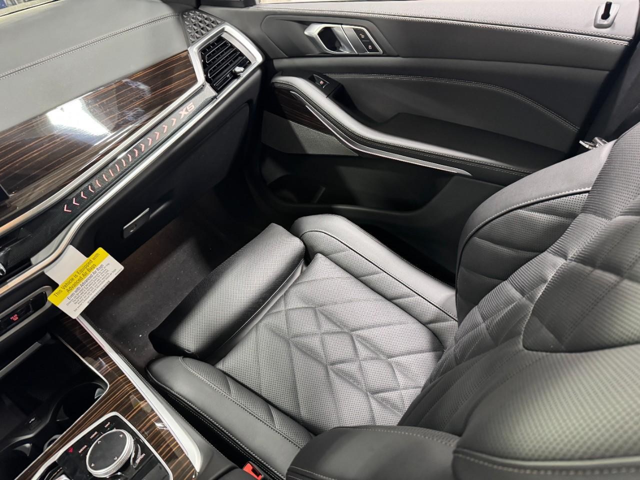 BMW X5 Vehicle Full-screen Gallery Image 16