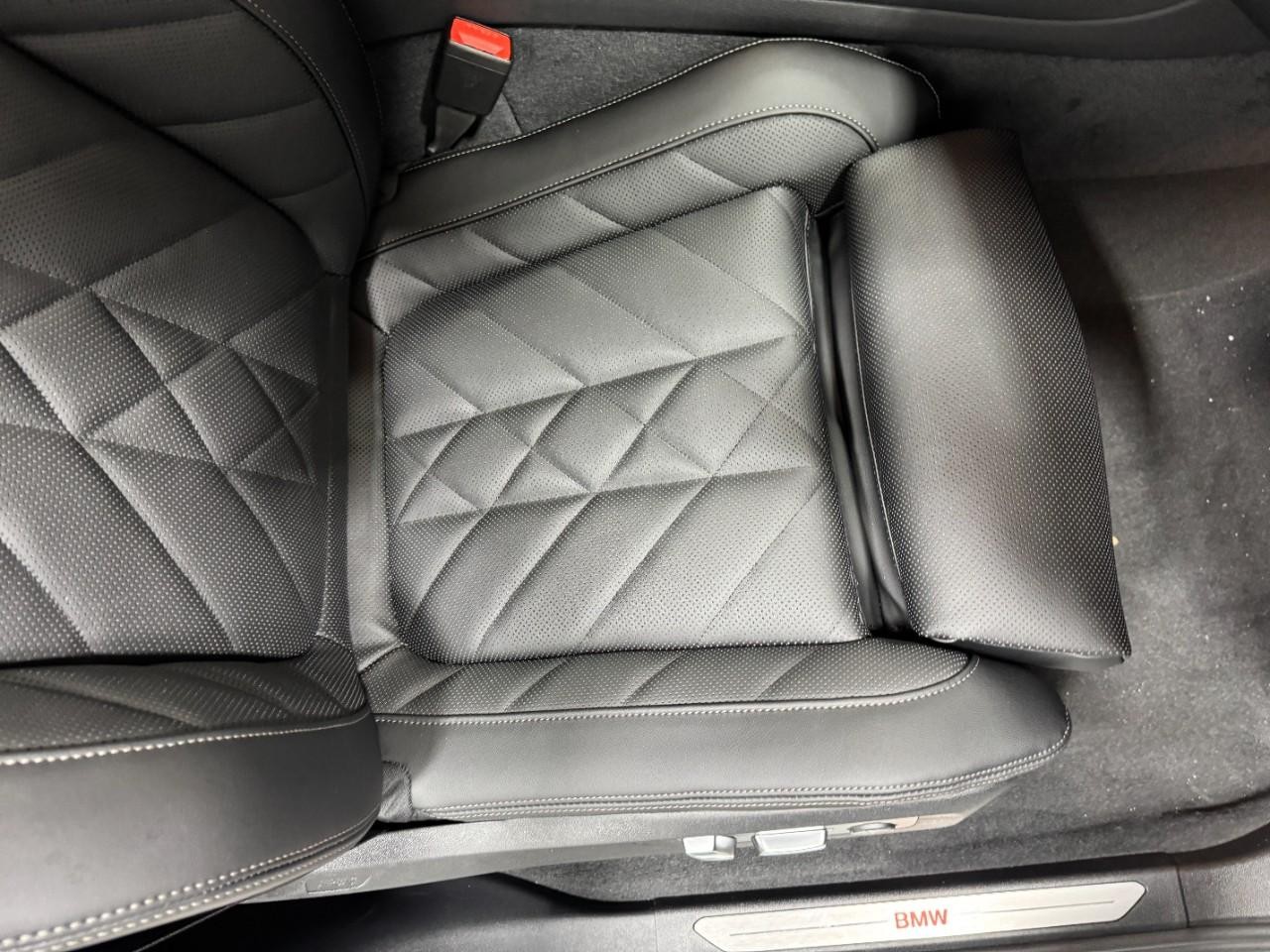 BMW X5 Vehicle Full-screen Gallery Image 18