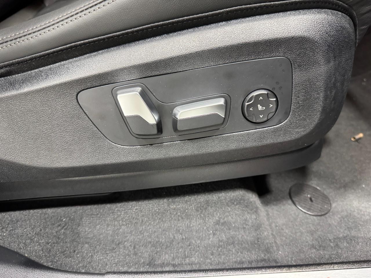 BMW X5 Vehicle Full-screen Gallery Image 19