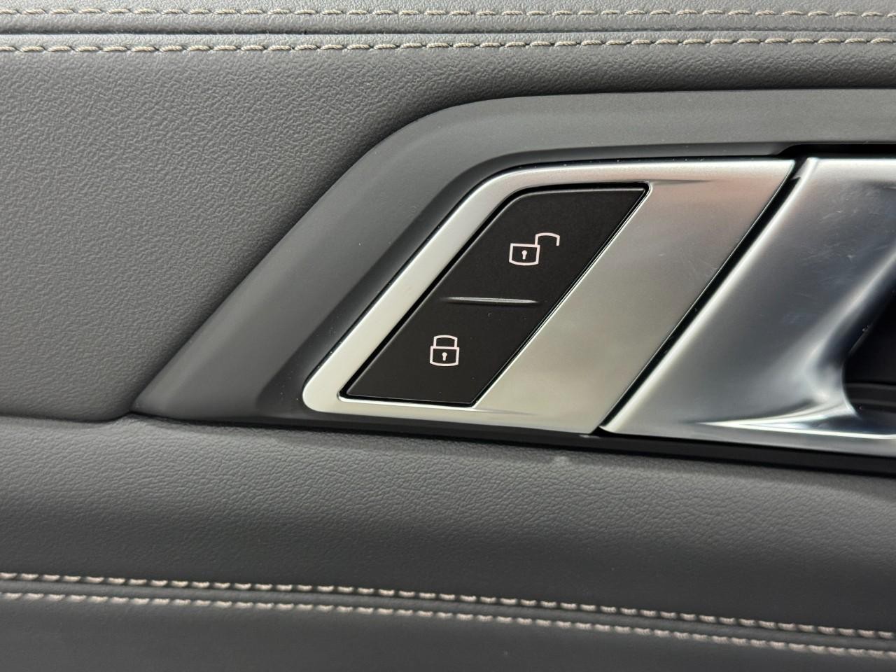 BMW X5 Vehicle Full-screen Gallery Image 23