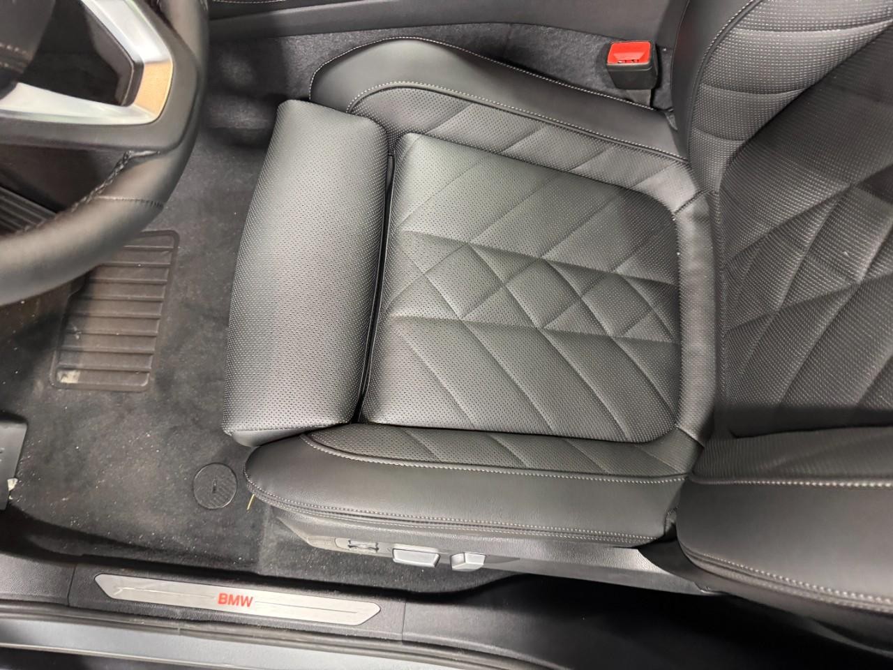 BMW X5 Vehicle Full-screen Gallery Image 26