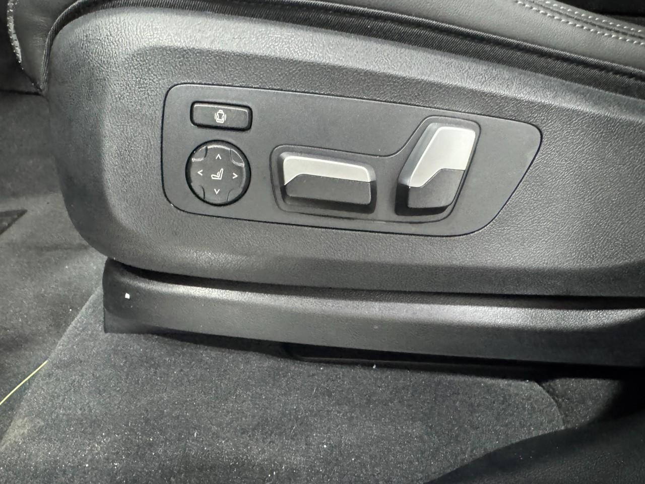 BMW X5 Vehicle Full-screen Gallery Image 27