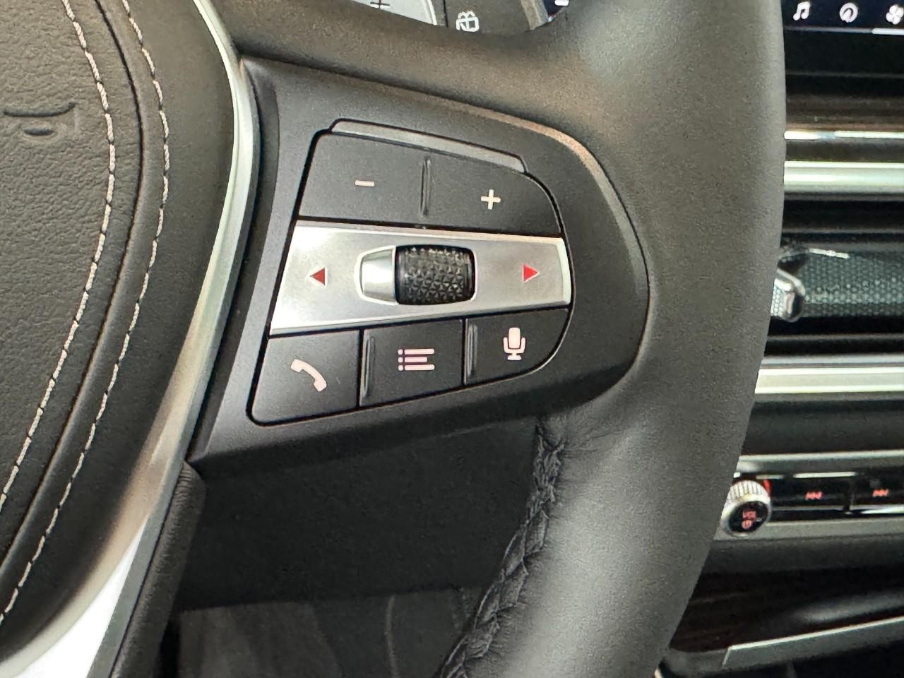 BMW X5 Vehicle Full-screen Gallery Image 30