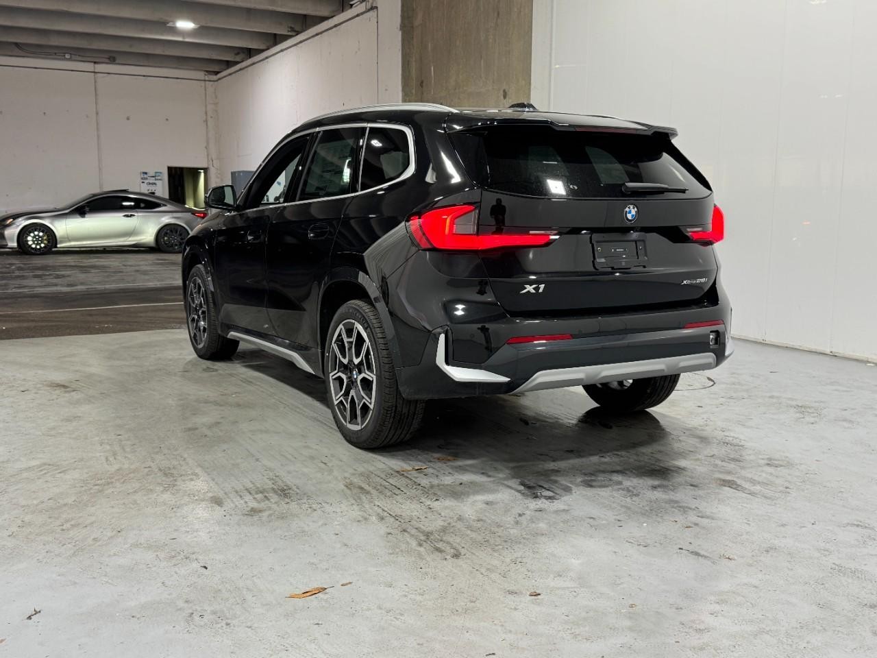 BMW X1 Vehicle Full-screen Gallery Image 3