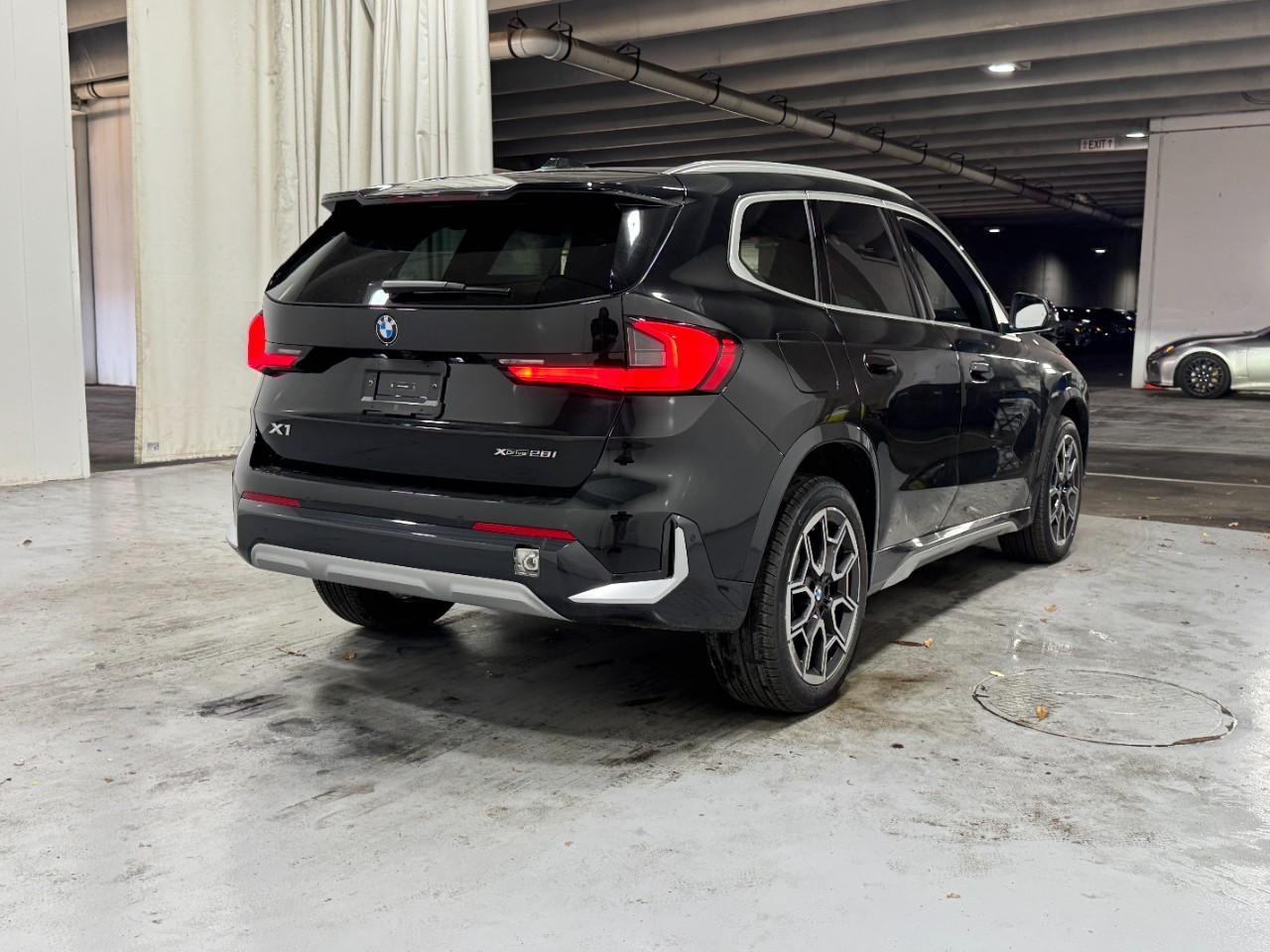 BMW X1 Vehicle Full-screen Gallery Image 4