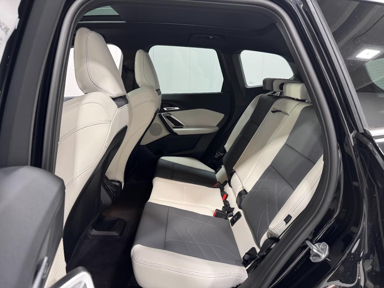 BMW X1 Vehicle Full-screen Gallery Image 8