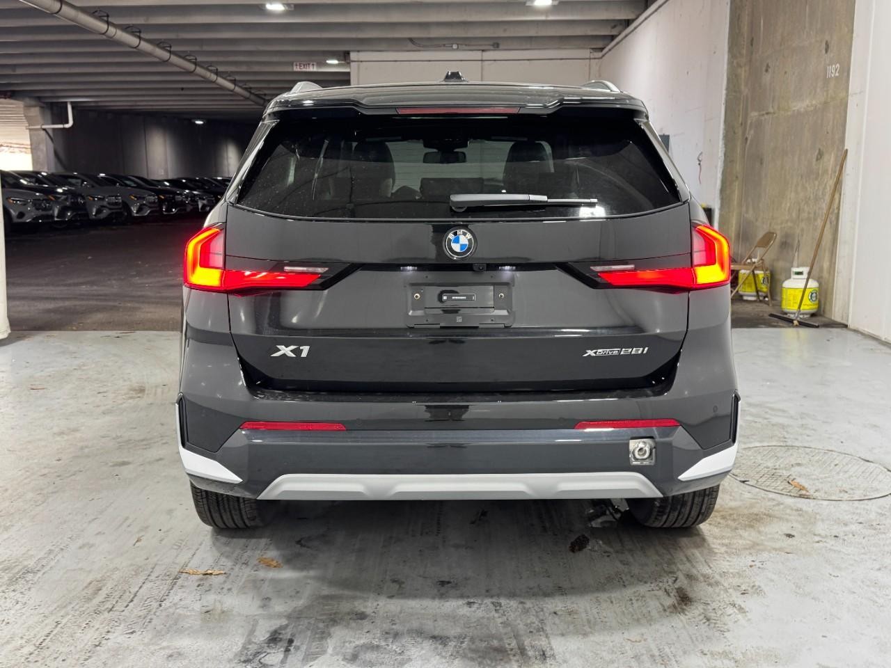 BMW X1 Vehicle Full-screen Gallery Image 9