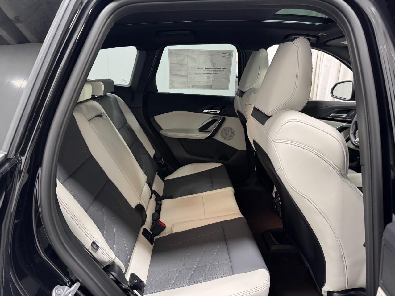 BMW X1 Vehicle Full-screen Gallery Image 10