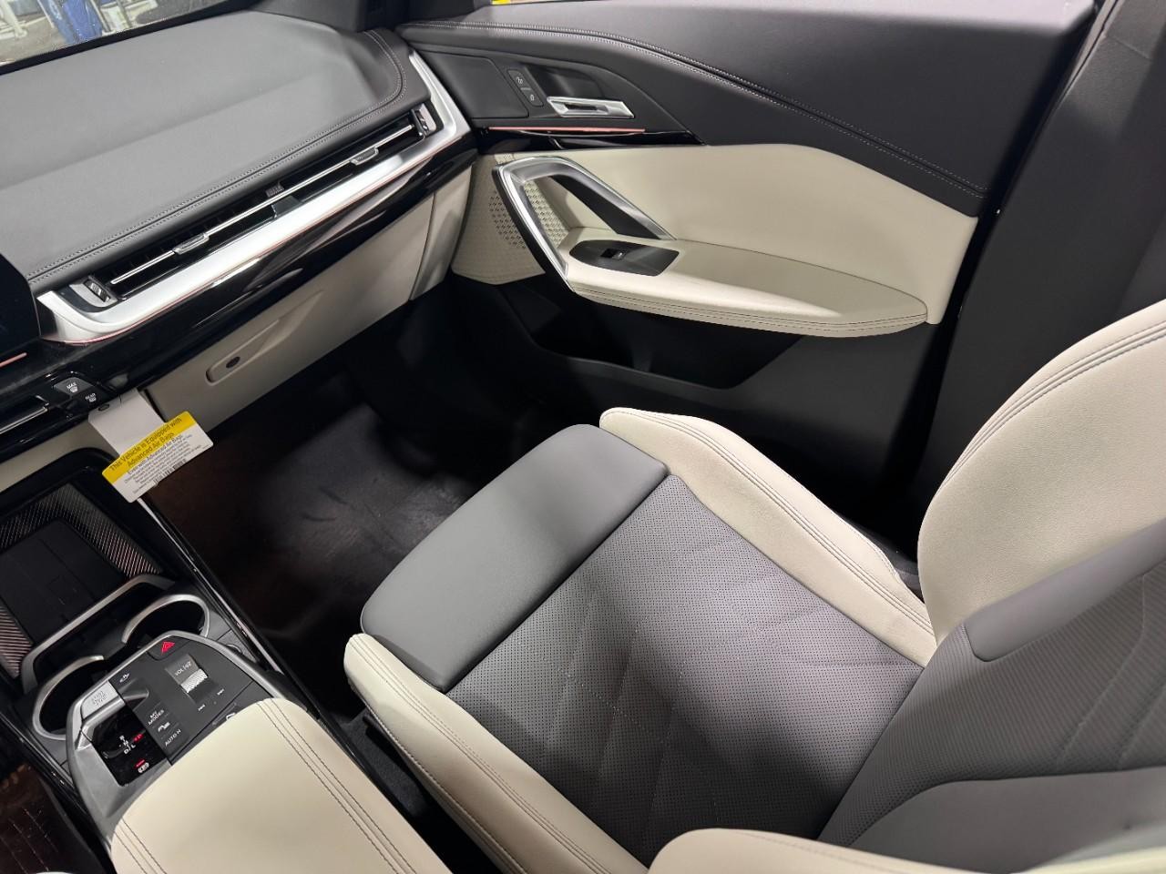 BMW X1 Vehicle Full-screen Gallery Image 16