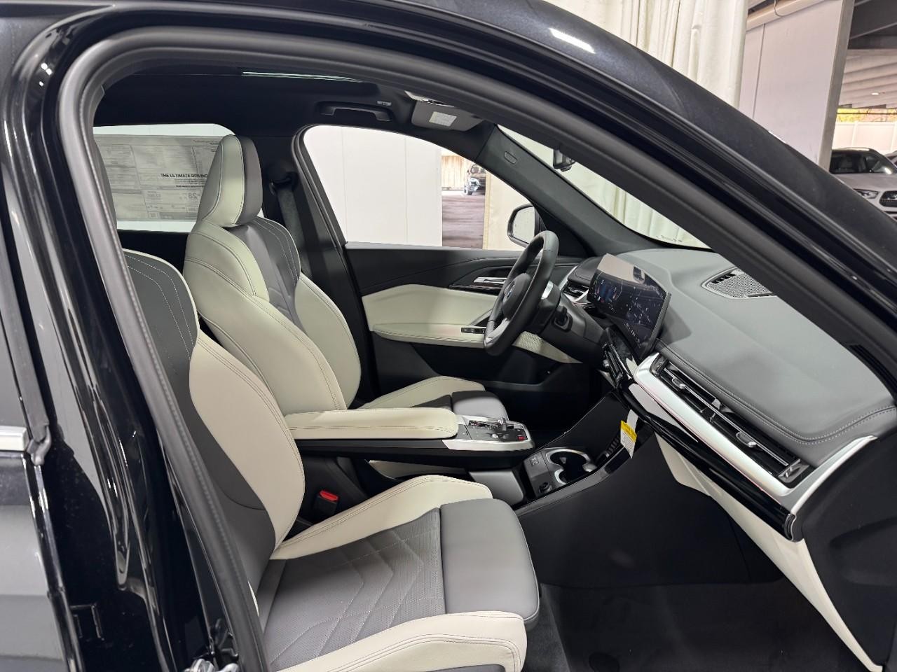 BMW X1 Vehicle Full-screen Gallery Image 17