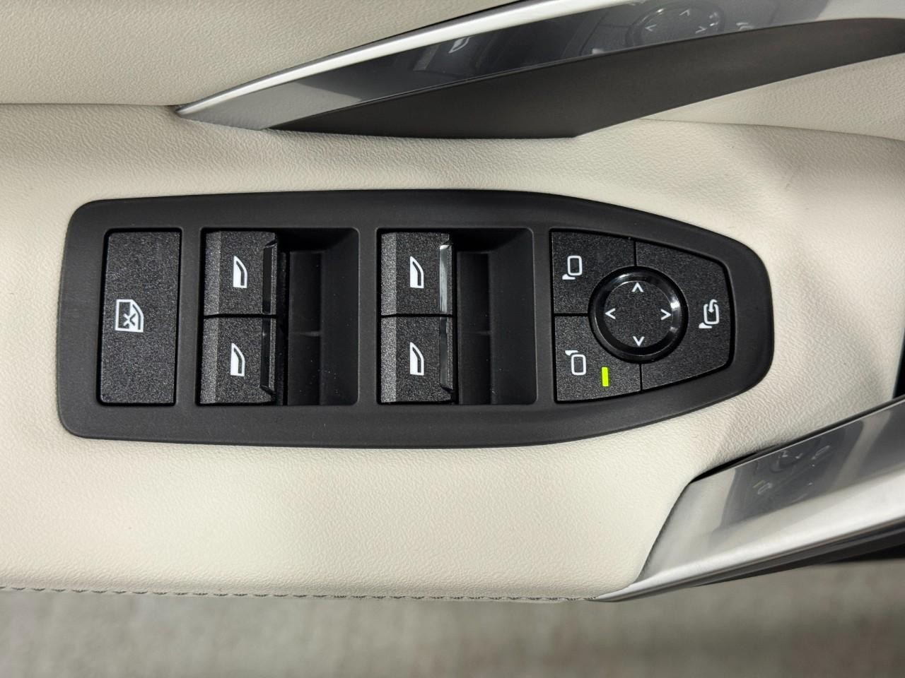 BMW X1 Vehicle Full-screen Gallery Image 23