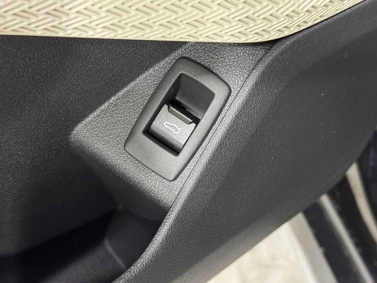 BMW X1 Vehicle Full-screen Gallery Image 24