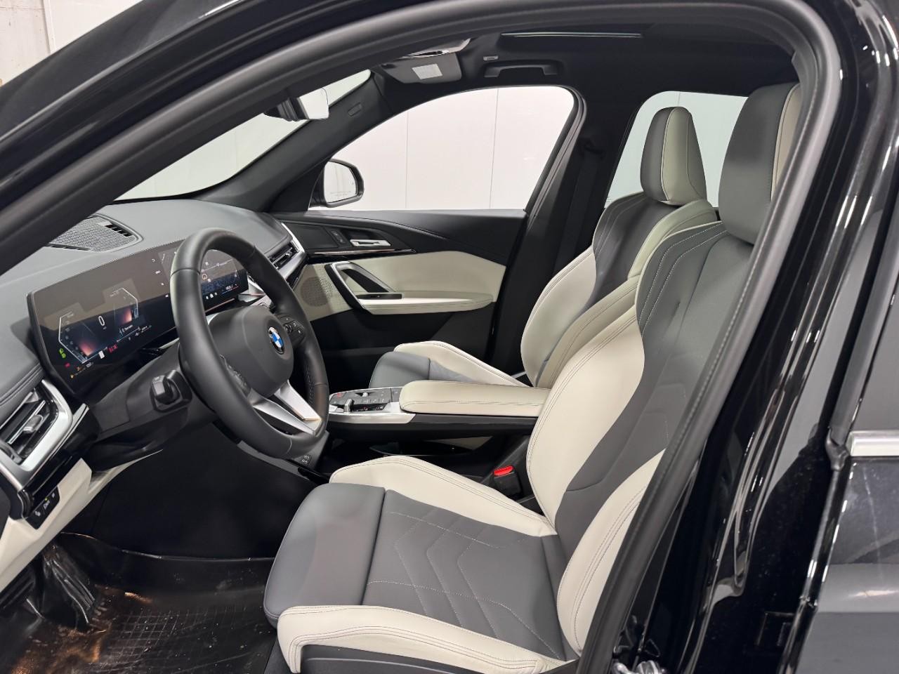 BMW X1 Vehicle Full-screen Gallery Image 25