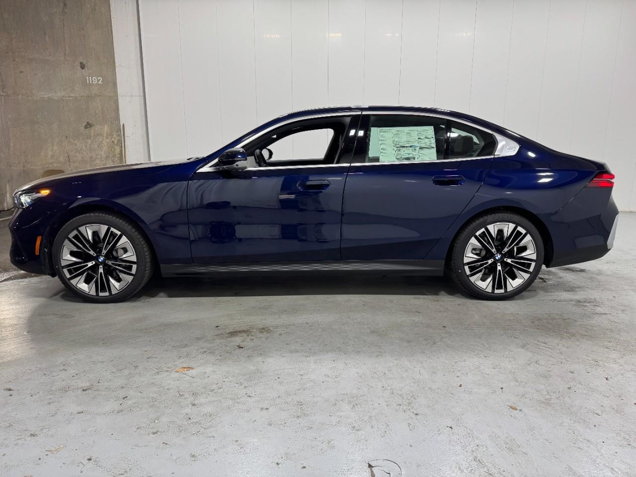 BMW 5 Series Vehicle Full-screen Gallery Image 2