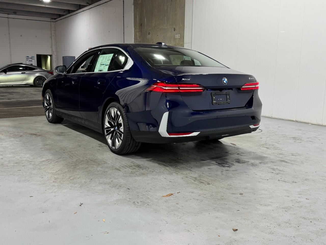 BMW 5 Series Vehicle Full-screen Gallery Image 3