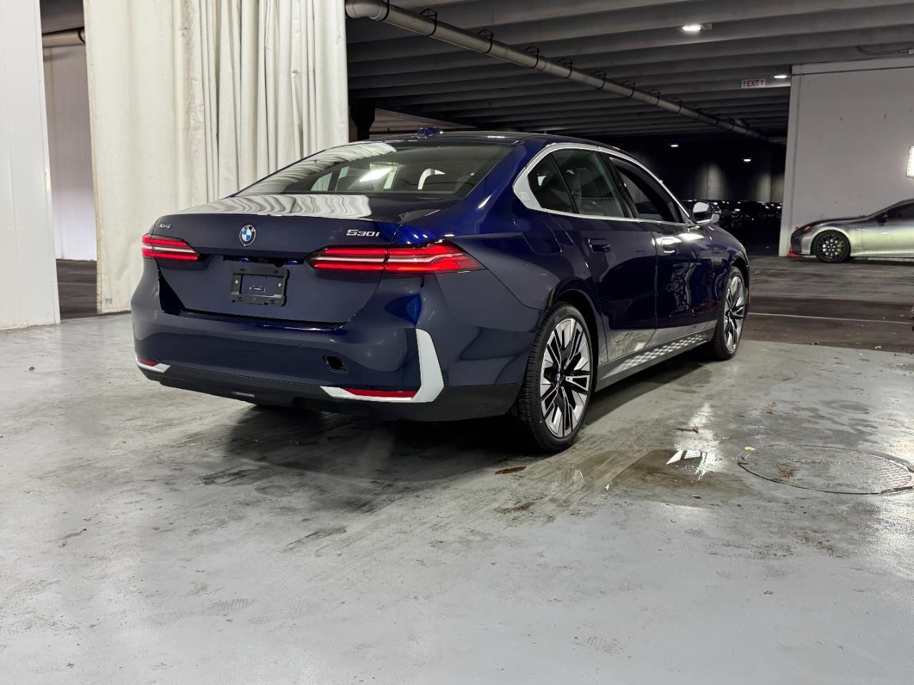 BMW 5 Series Vehicle Full-screen Gallery Image 4