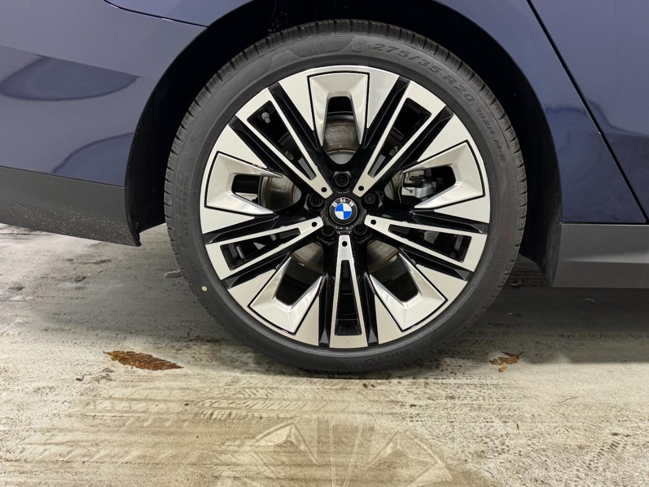 BMW 5 Series Vehicle Full-screen Gallery Image 5