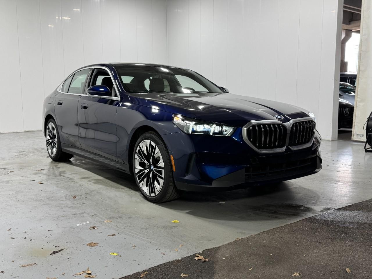 BMW 5 Series Vehicle Full-screen Gallery Image 6