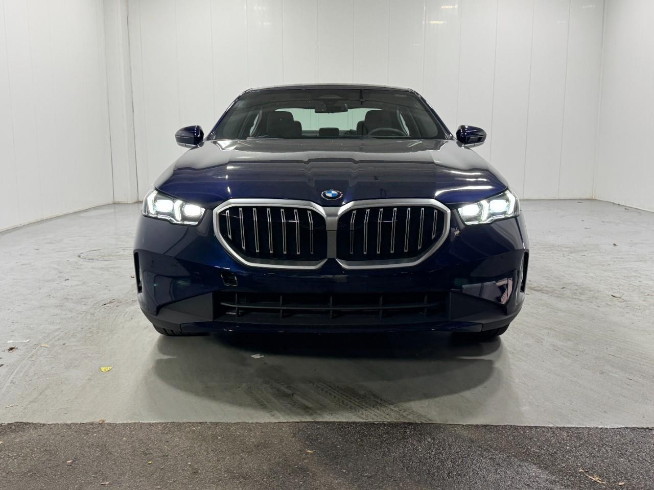 BMW 5 Series Vehicle Full-screen Gallery Image 7