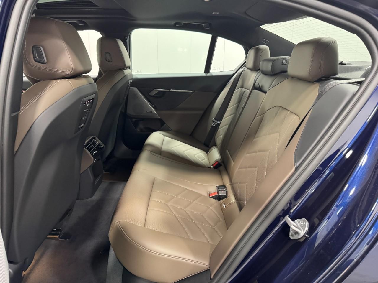 BMW 5 Series Vehicle Full-screen Gallery Image 8