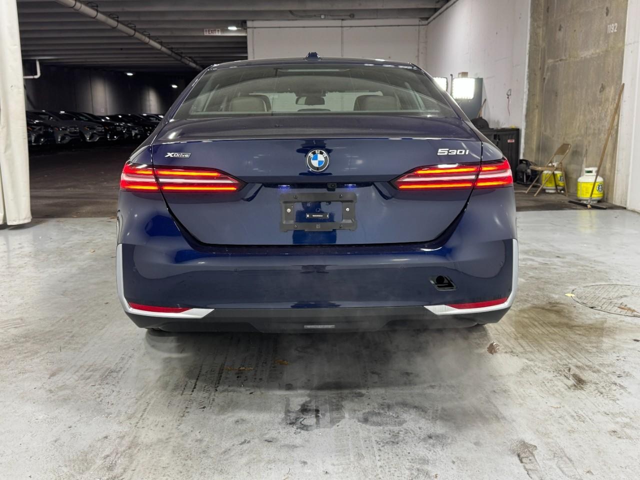 BMW 5 Series Vehicle Full-screen Gallery Image 9