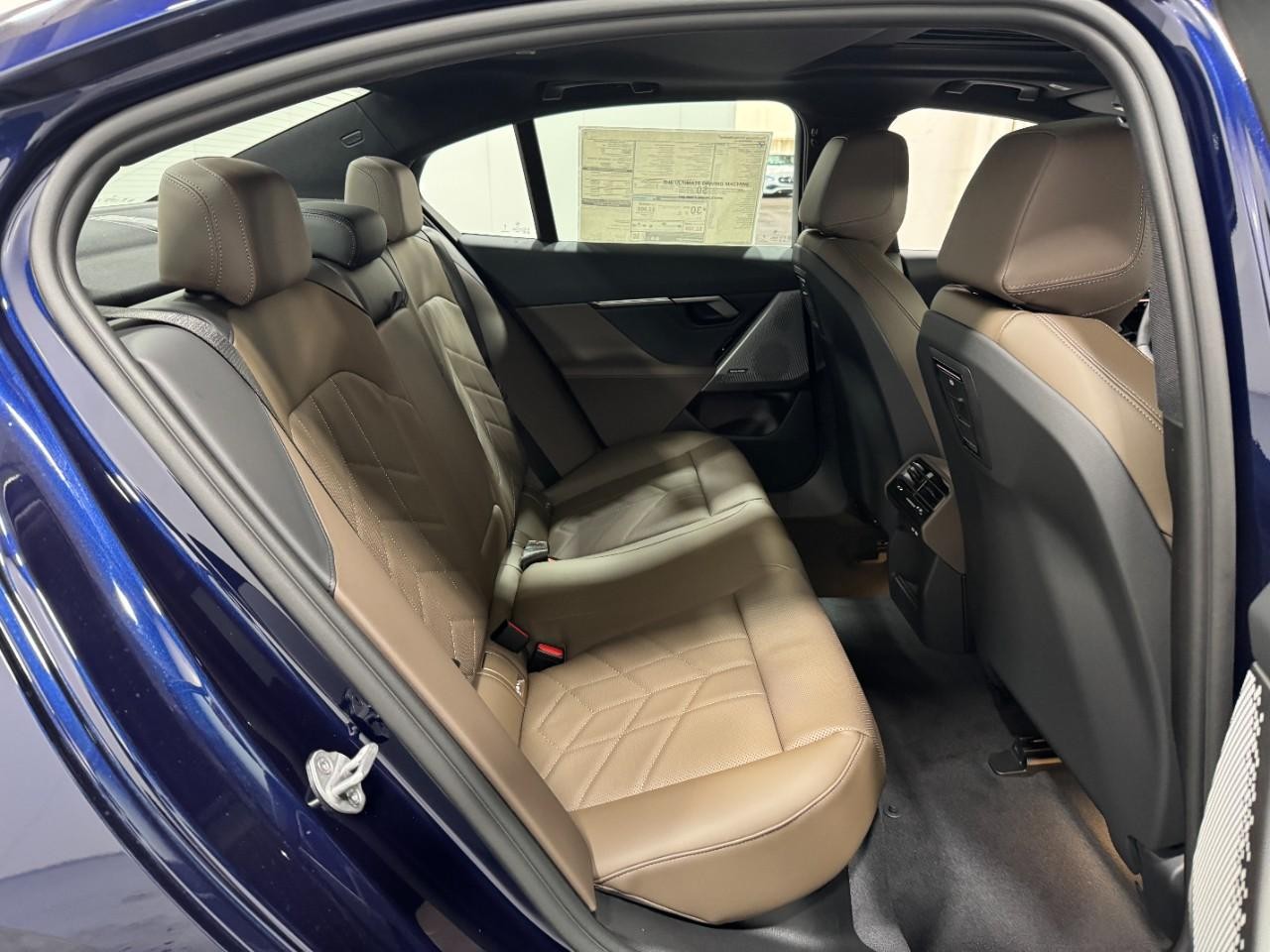 BMW 5 Series Vehicle Full-screen Gallery Image 10