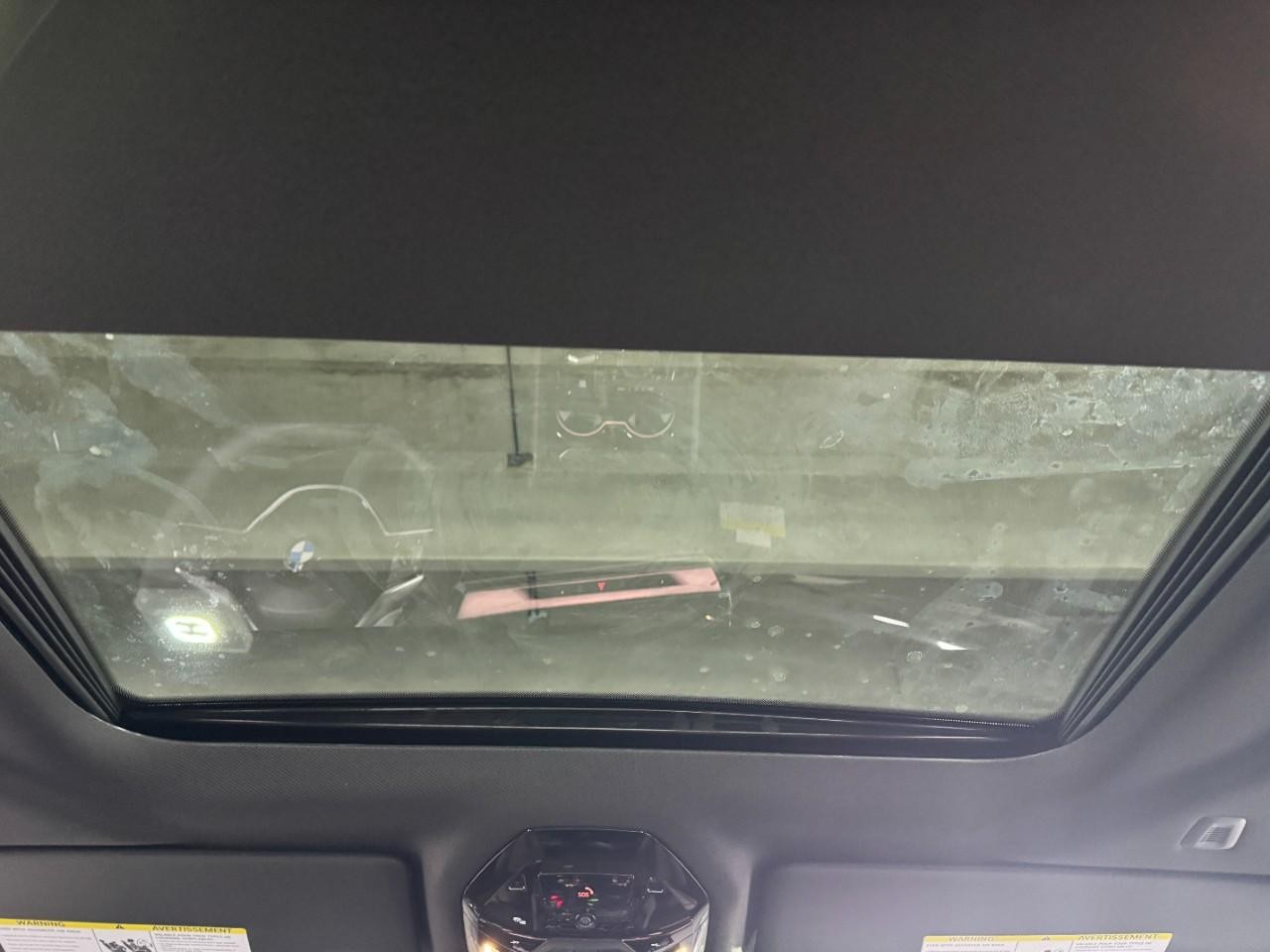 BMW 5 Series Vehicle Full-screen Gallery Image 11