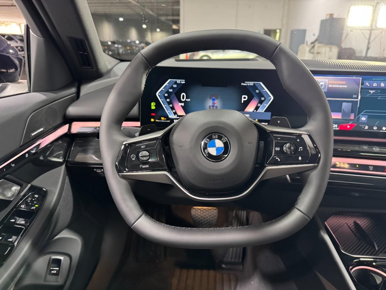 BMW 5 Series Vehicle Full-screen Gallery Image 13