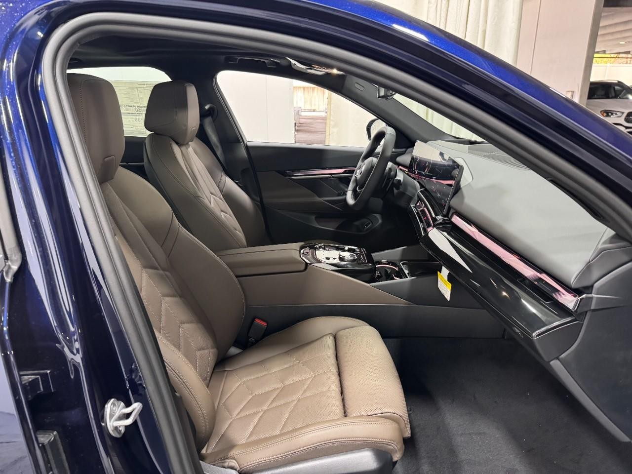 BMW 5 Series Vehicle Full-screen Gallery Image 17